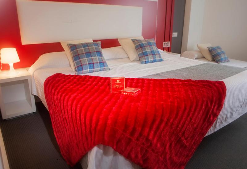 Double or Twin Room with Sea View image 3