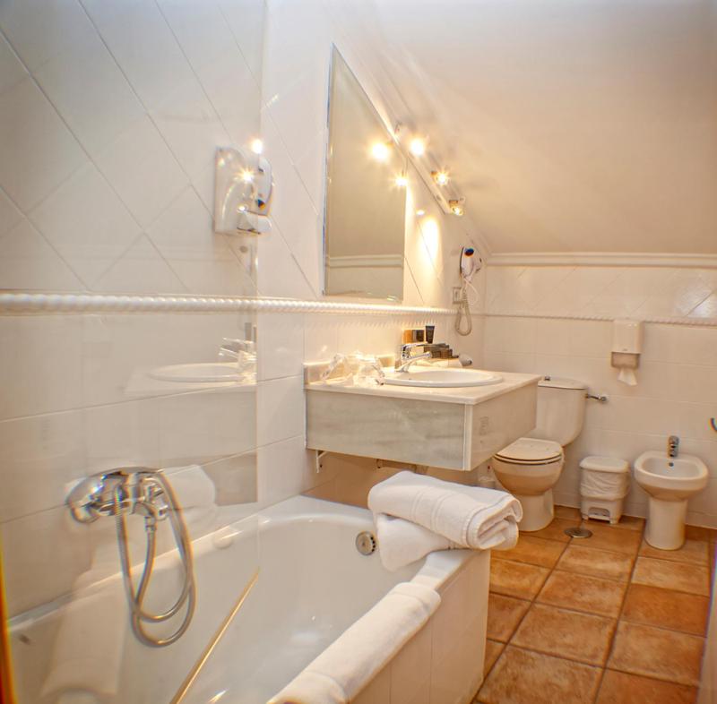Double or Twin Room with Sea View image 2