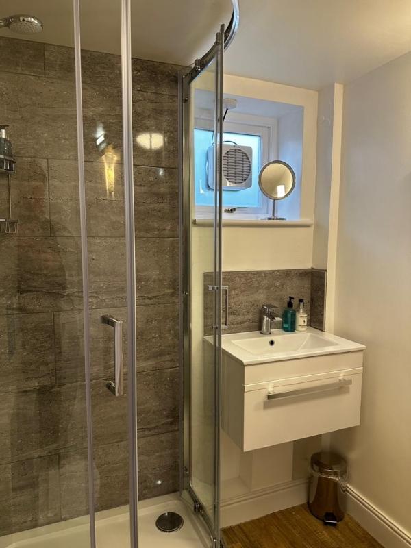 Large Double Room image 4