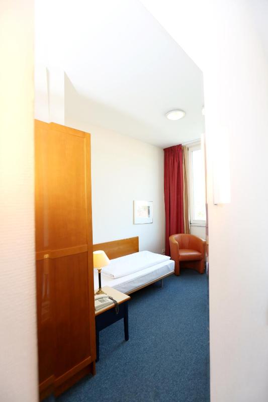 Single Room image 3