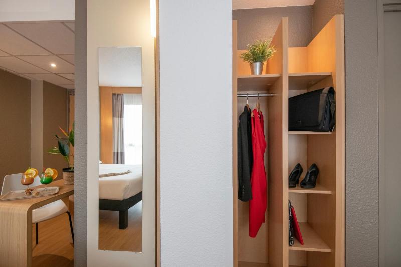 Standard Double Room with Two Double Beds image 3