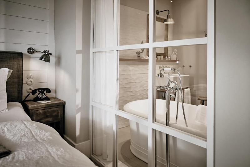 Classic Room with Balcony image 3