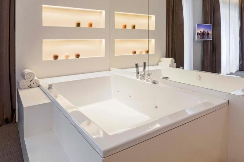 King Room with Spa Bath image 1