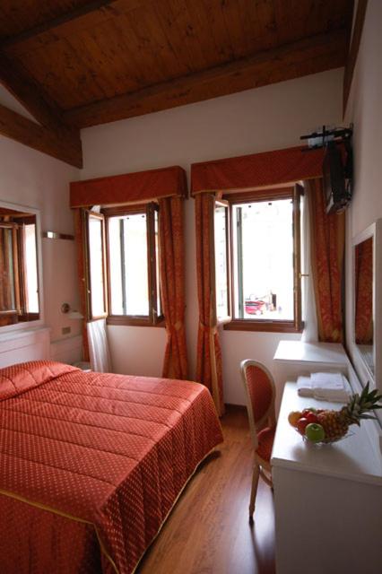 Double Room - Dependence image 1