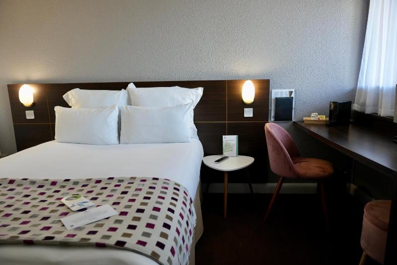Standard Queen Room image 3