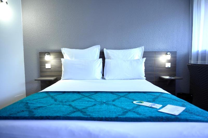 Family Queen Room with Two Single Beds image 1