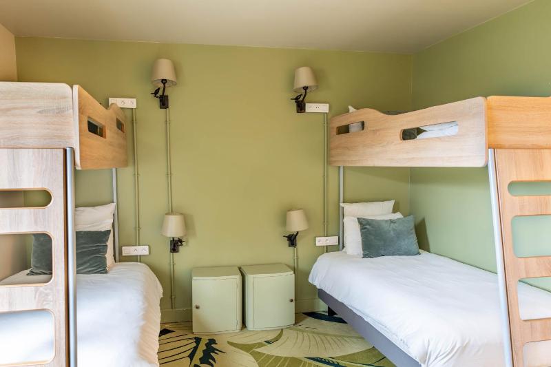 Tribe Room - One Double Bed and 4 Single Beds. image 4
