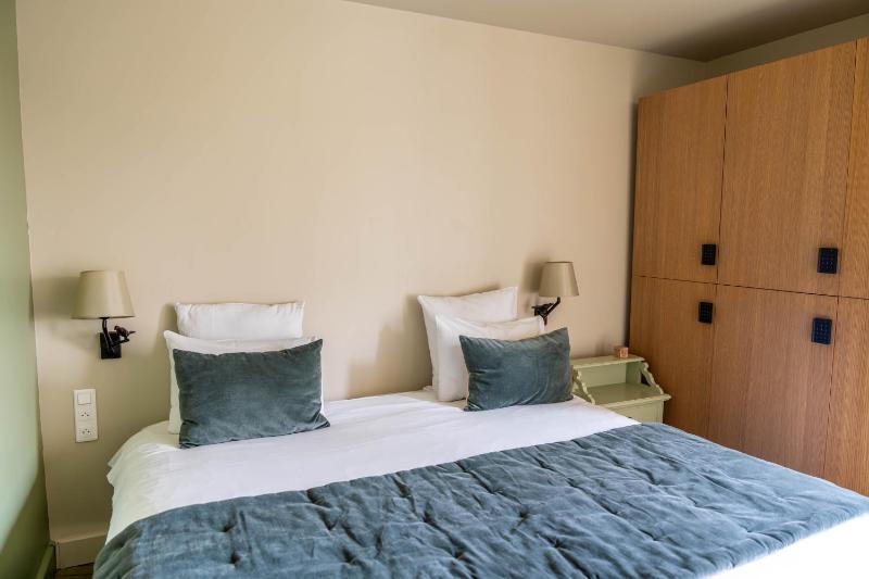 Tribe Room - One Double Bed and 4 Single Beds. image 3