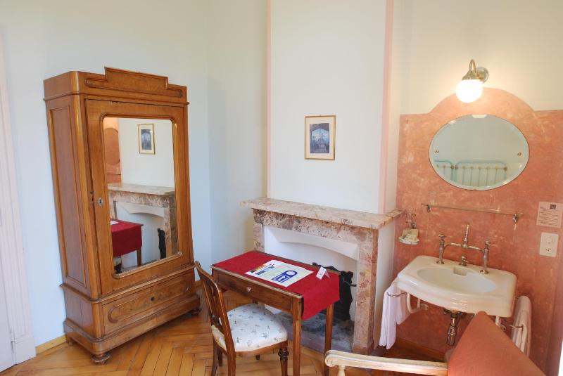 Twin Room with Shared Bathroom image 3