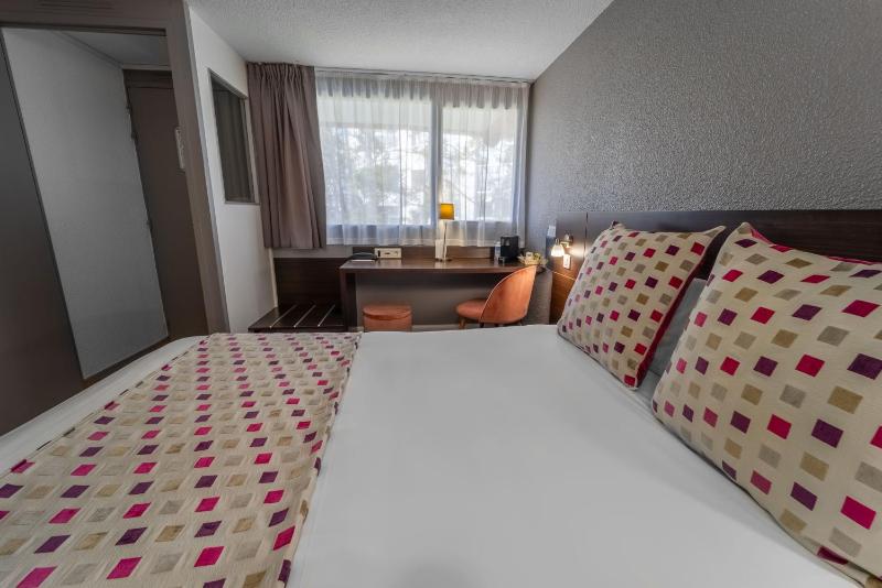 Standard Queen Room image 4