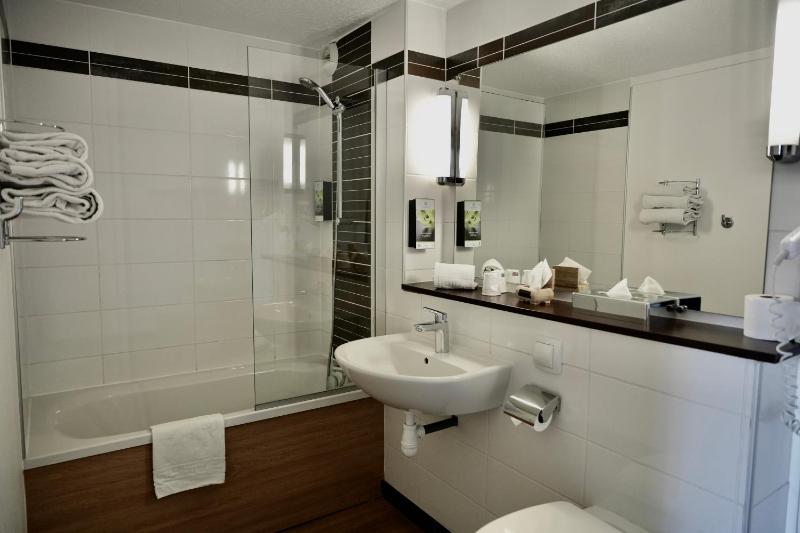 Standard Queen Room image 2