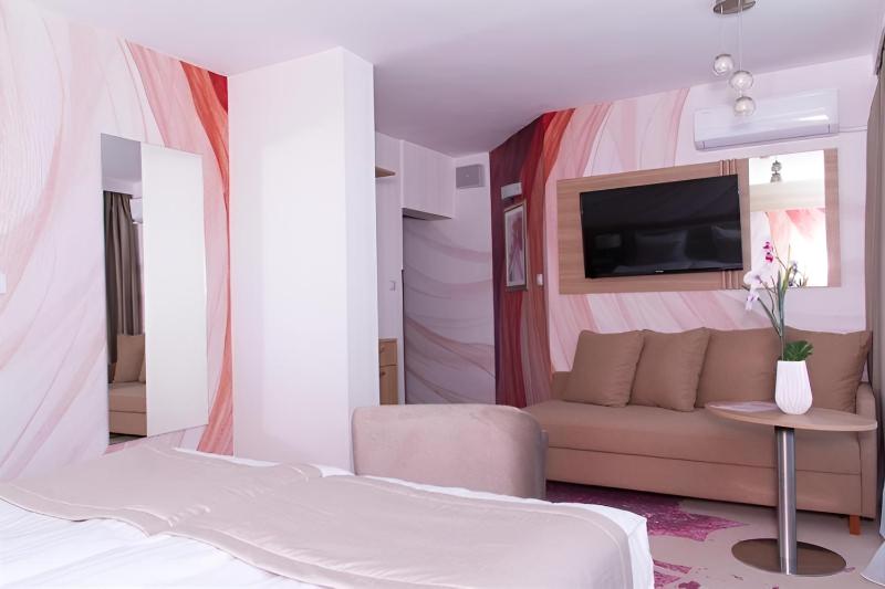 Double Room with Balcony and Sea View (3 Adults) image 4