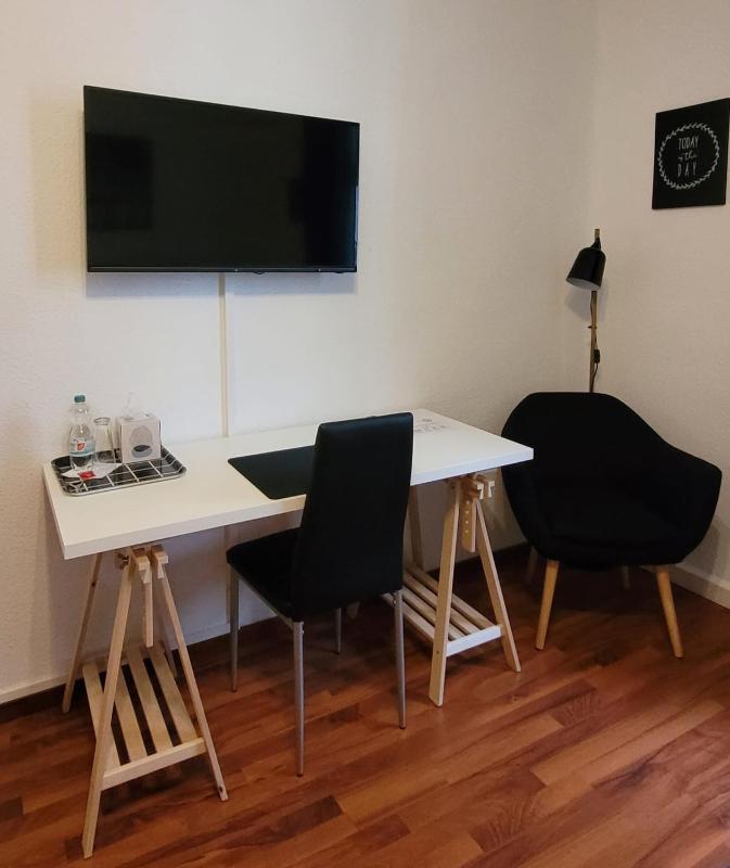 Standard Double Room with Shared Bathroom 203 image 3