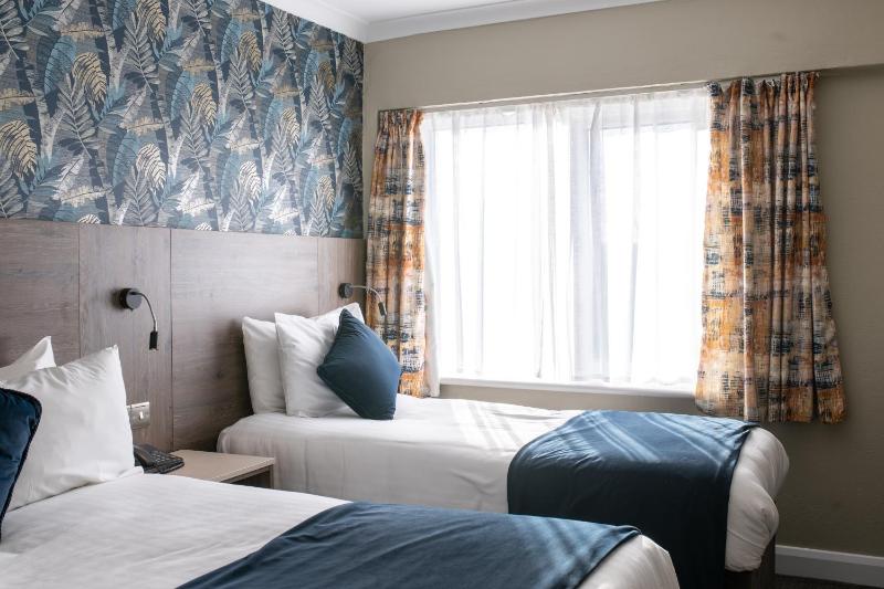 Twin Room image 3