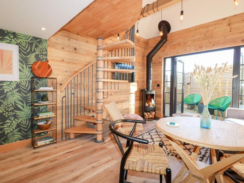 Little Beach Cabin - image 21