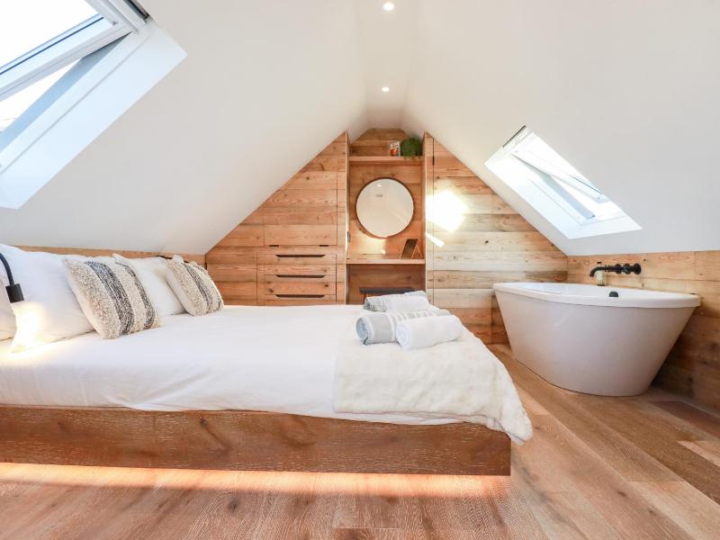 Little Beach Cabin - image 5