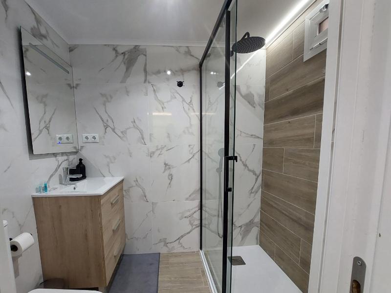 Moderno Apartamento con Piscina y Bicicletas Gratis - image 5