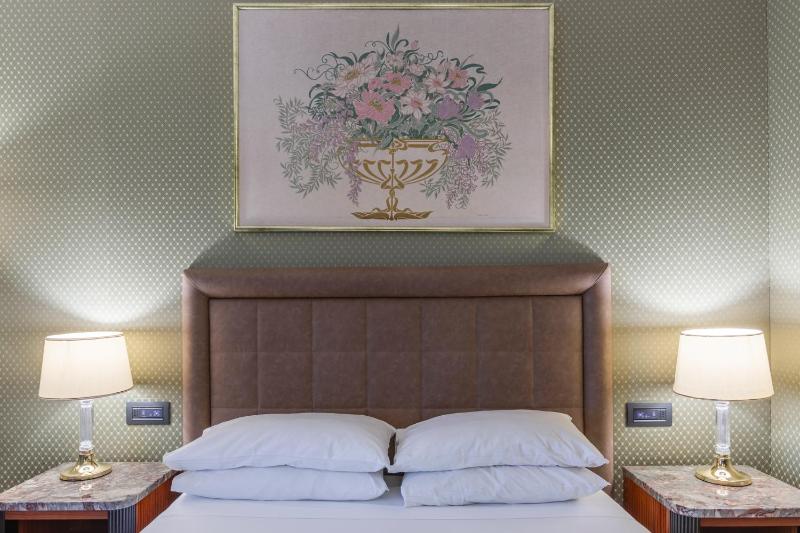 Deluxe Double Room image 3