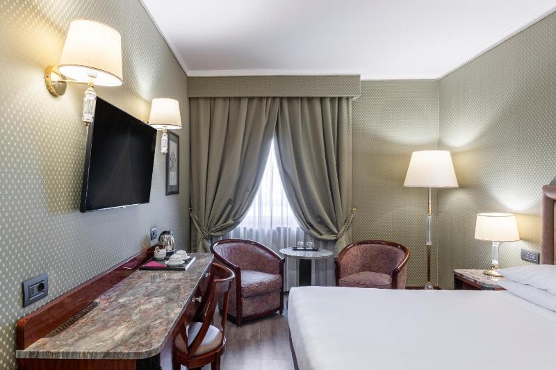 Deluxe Double Room image 4