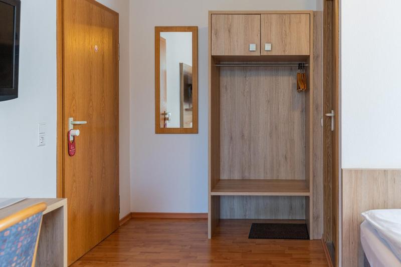 Economy Triple Room image 3