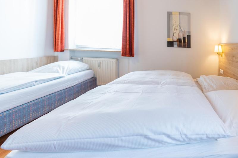 Economy Triple Room image 4