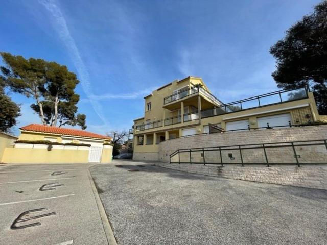 Locations de vacances à Six-fours avec piscine et parking privé et à 800m de la plage - image 13