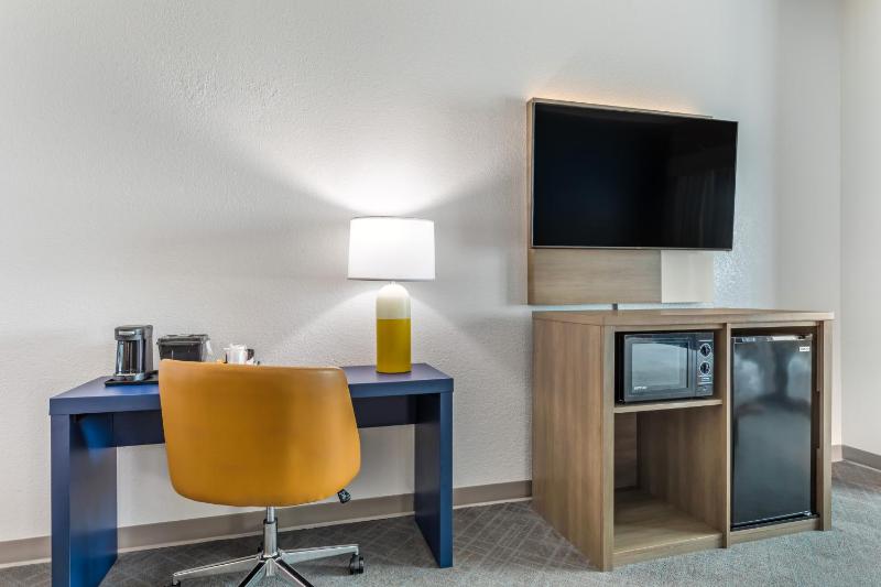 King Suite with Sofa Bed - Non-Smoking image 3