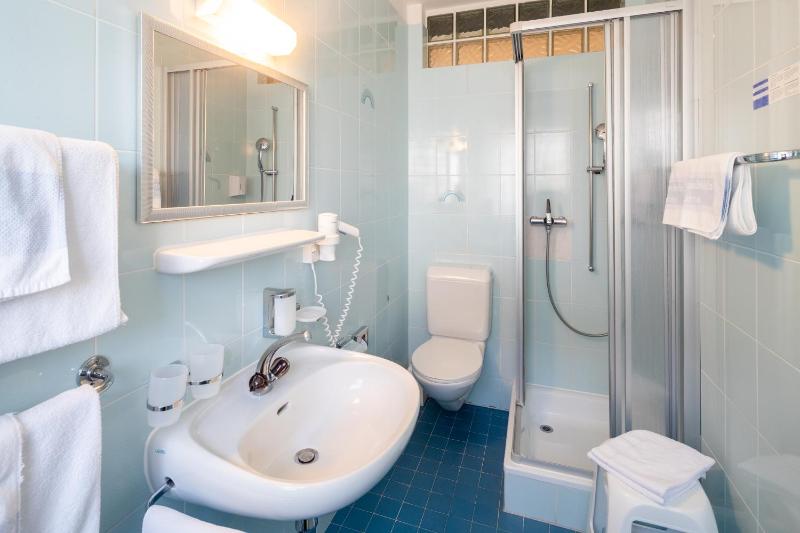 Quadruple Room with Balcony image 4