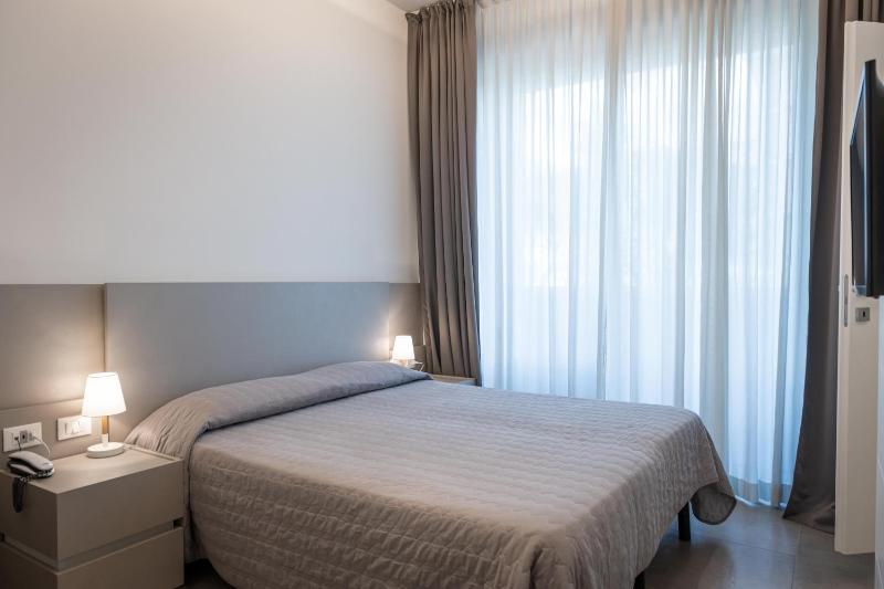 Double Room with Balcony image 4