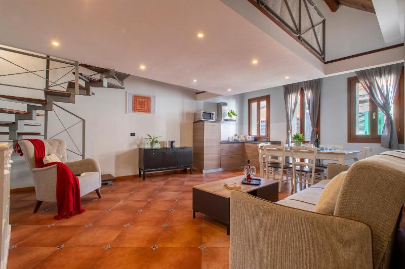 Superior One-Bedroom Apartment - Split Level image 1