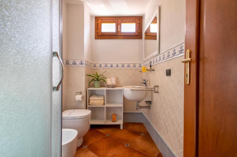 Superior One-Bedroom Apartment - Split Level image 3
