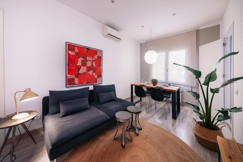 Comfortable 3-bedroom next to Sagrada Familia - image 12