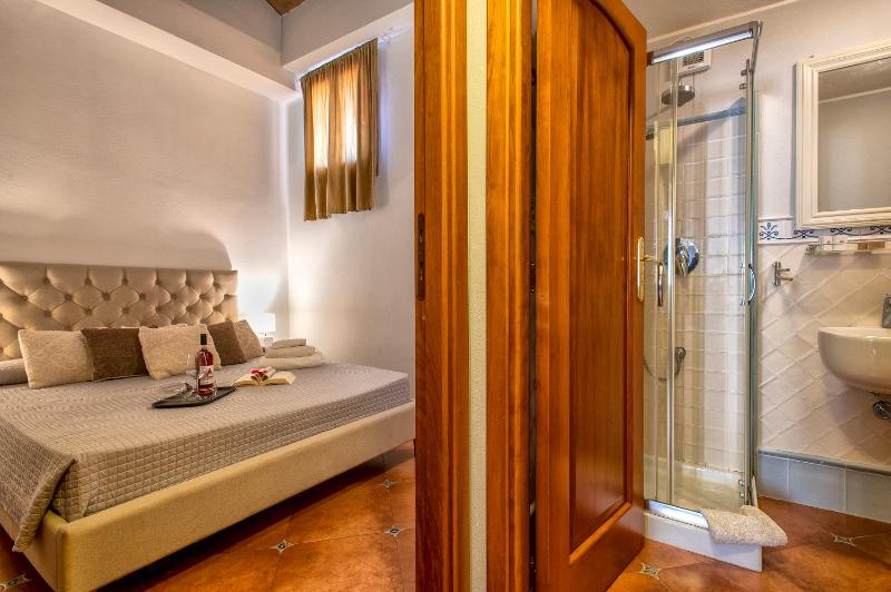 One-Bedroom Apartment - Split Level image 3