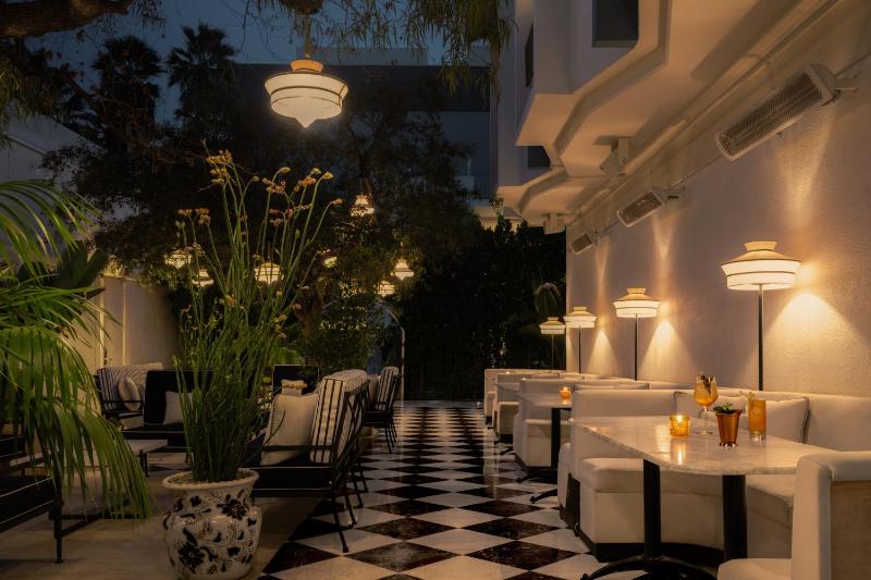 Short Stories Hotel Near The Grove - image 7