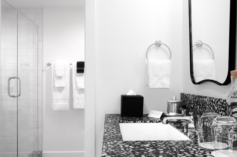 Short Stories Hotel Near The Grove - image 8