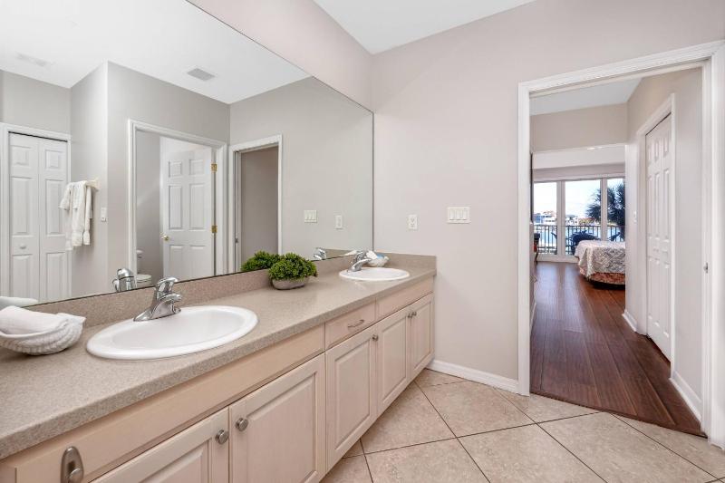 200 Harborview Grande - image 43