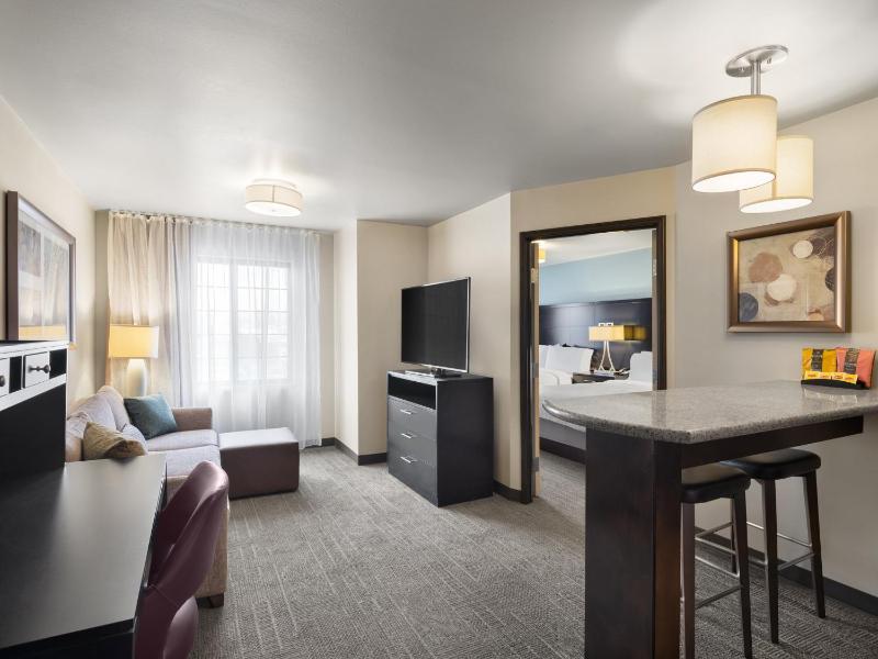 One-Bedroom Suite with Two Queen Beds image 3