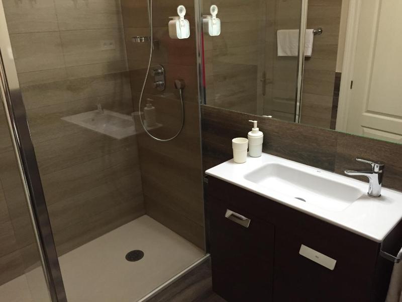 Twin Room image 3