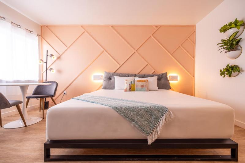 Standard King Room image 4