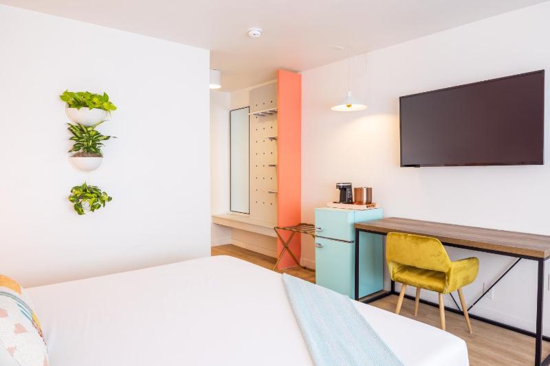 Standard King Room image 1