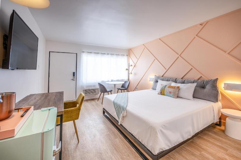 Standard King Room image 2