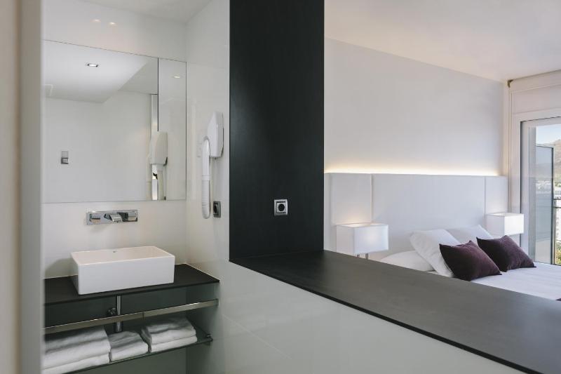 Premium Room with Partial Sea View image 4