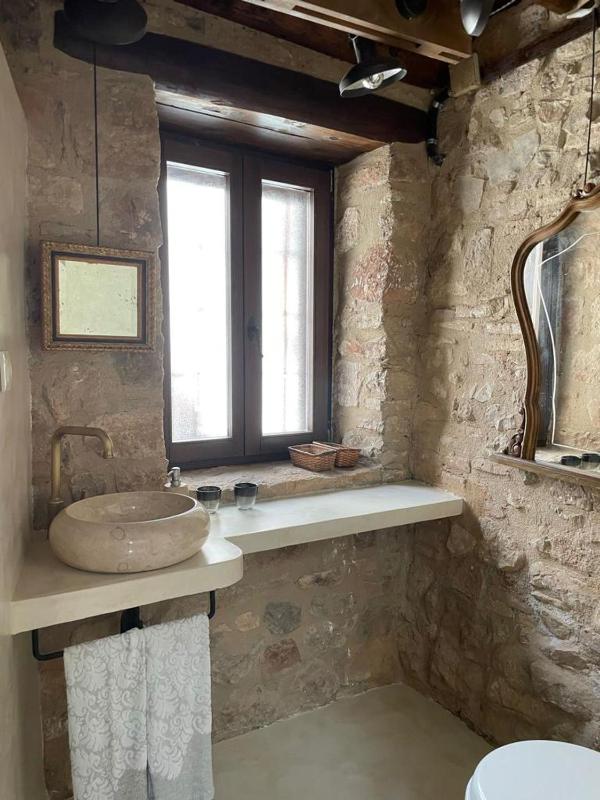 Studio - Split Level image 3