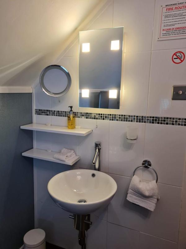Single Room with Private External Bathroom image 2