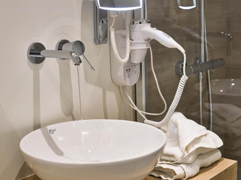 Standard Double or Twin Room image 2