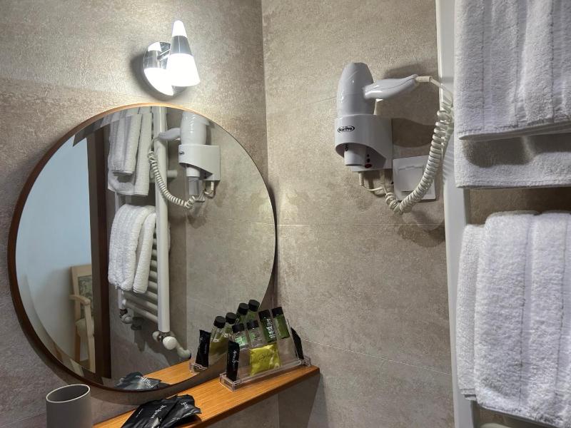 Standard Twin Room image 4