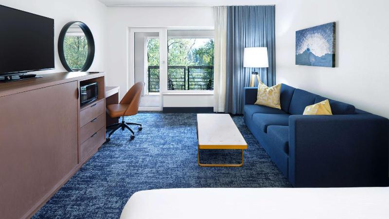 King Studio Suite with Balcony and River View image 1