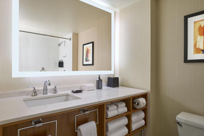 Deluxe Double Room with River View image 2