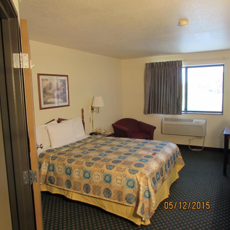 Queen Room - Mobility Access/Non-Smoking image 3