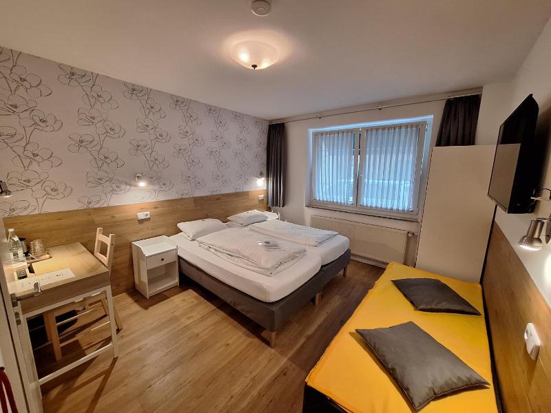 Small Twin Room image 3